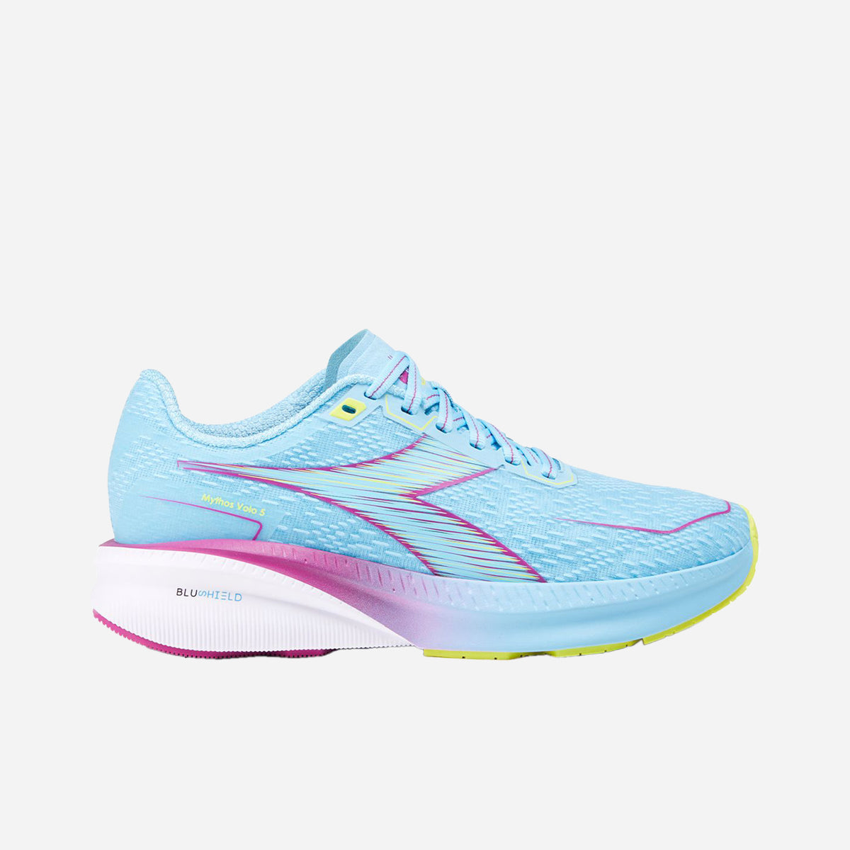 Mythos Blushield Volo, la scarpa da corsa veloce e modaiola