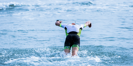 Come imparare a nuotare da adulti: 5 consigli fondamentali per iniziare con sicurezza